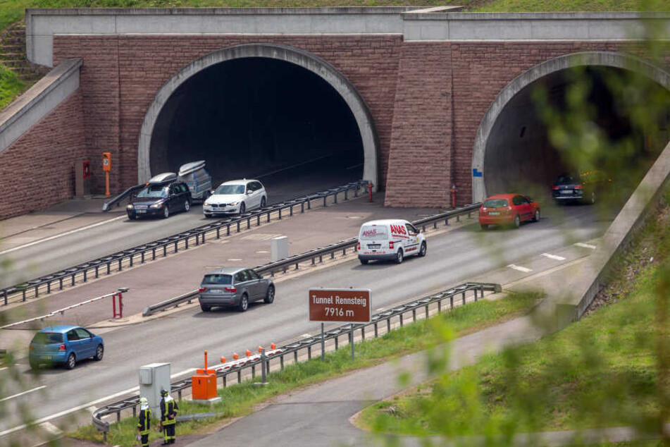 Der Verkehr kam kurzzeitig zum erliegen. Die Männer flüchteten.