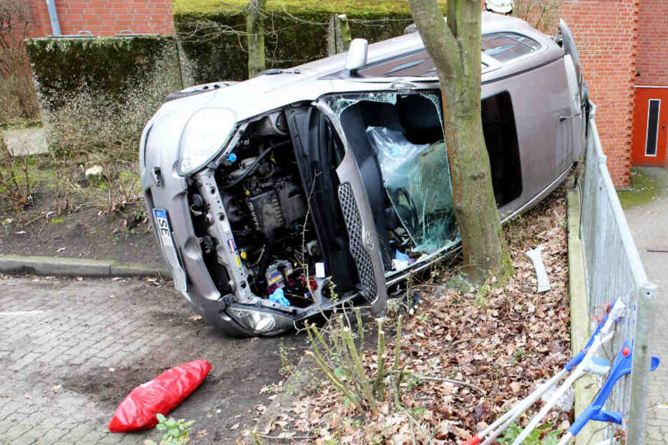 Das Auto wurde auf die Seite geschleudert.