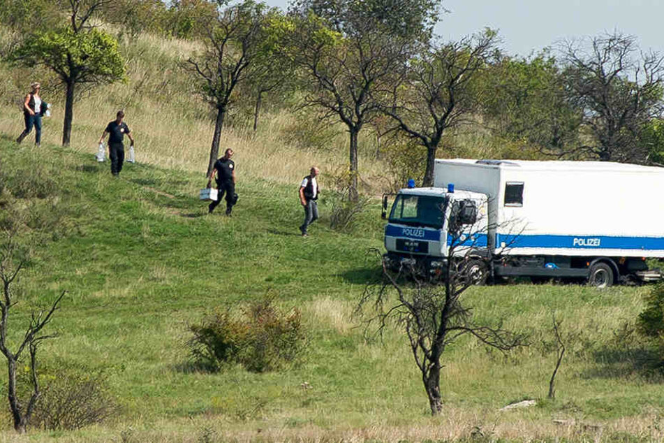 Beamte der USBV-Gruppe, sowie der Kripo stellten die gefundenen Gegenstände sicher.