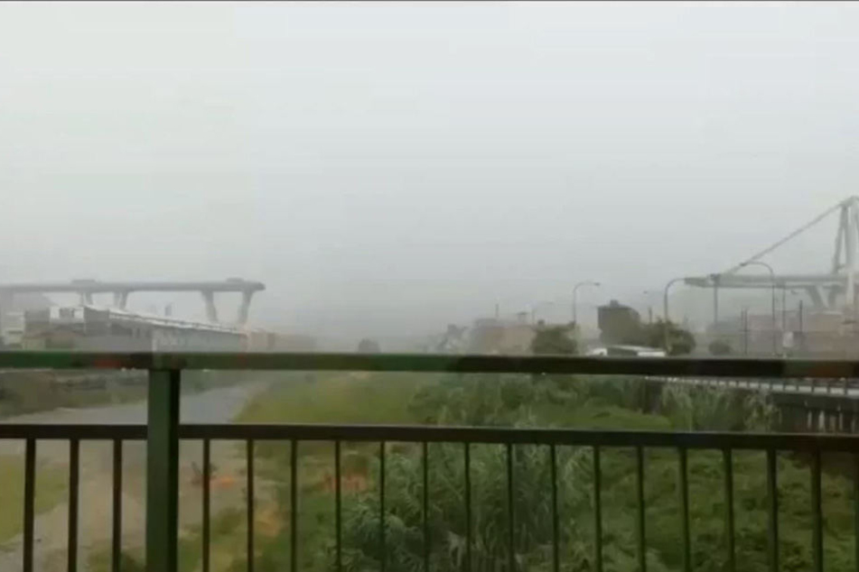 Dieses Videostandbild zeigt die Autobahnbrücke Ponte Morandi, von der ein Teilstück mehr als 40 Meter in die Tiefe gestürzt war.