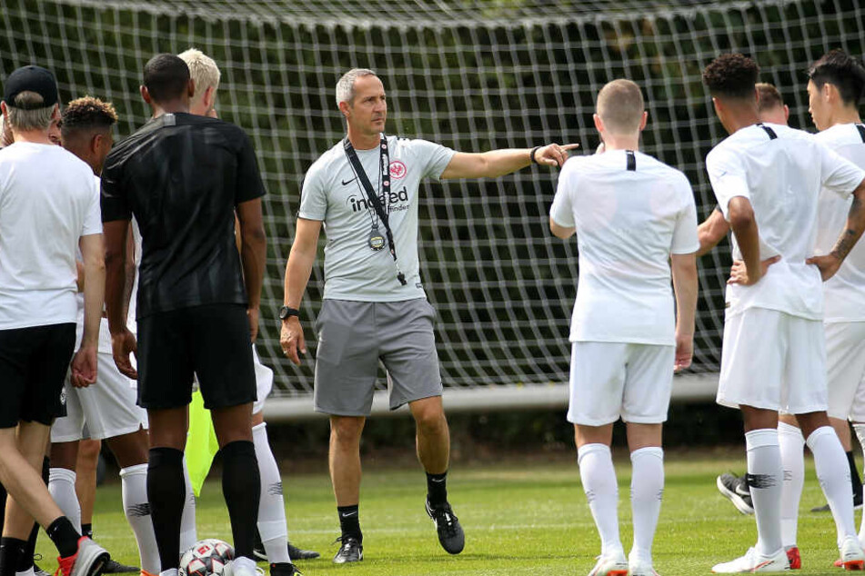 Ab sofort leitet Adi Hütter (Mi.) die Geschicke der Frankfurter Kicker.