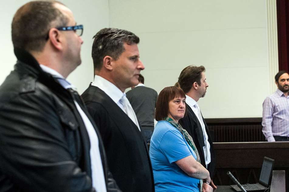 Der Angeklagte Wilfried W. (links) und sein Anwalt Detlef Binder (Mitte) sowie die Angeklagte Angelika W. stehen im Landgericht Paderborn in der Anklagebank.
