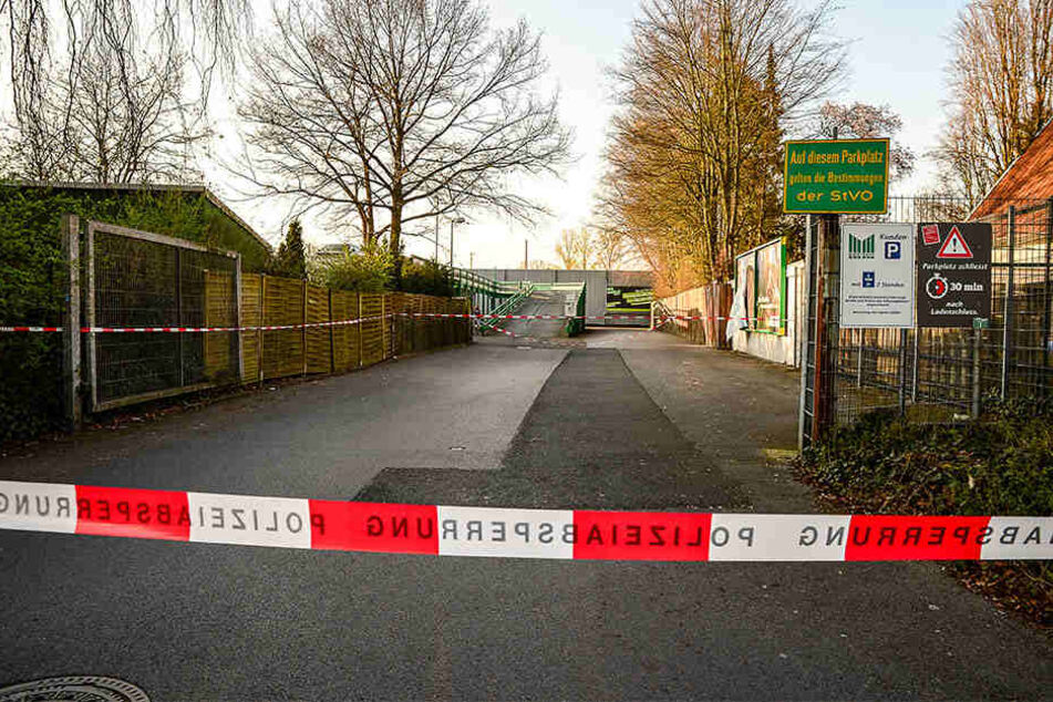Tatort: Das Parkdeck am Marktkauf ist voll abgesperrt.