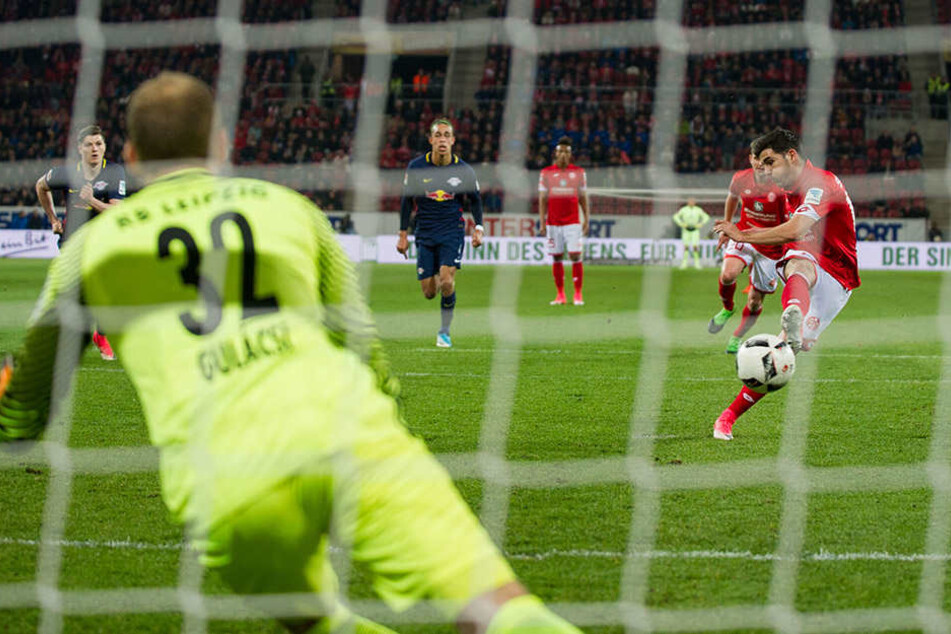 Keine Chance für Peter Gulacsi: Jairo Samperio verhandelt den Elfmeter zum 1:2.