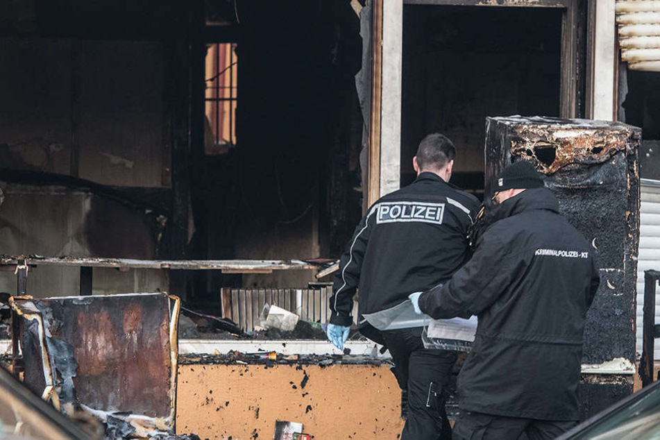 Kriminaltechniker der Polizei gehen in ein von einem Feuer zerstörtes Gebäude an der Kühleweinstraße, in der ein Moscheeverein untergebracht ist