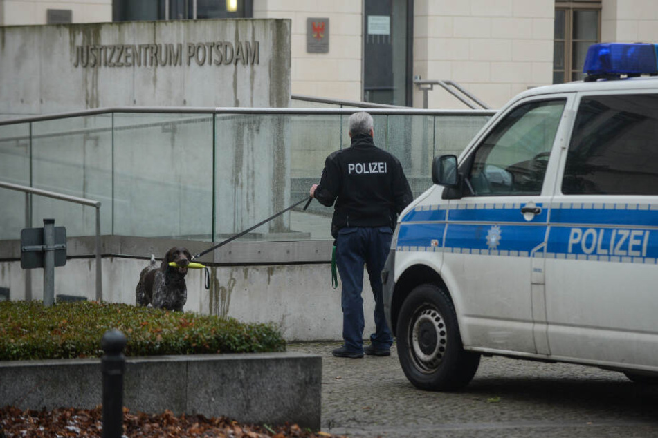 Mit einem Sprengstoffspürhund suchten Beamte das Areal nach einer verdächtigen Bombe ab.
