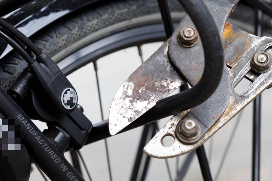 Mit einem Bolzenschneider knackten die Beamten kurzerhand das Fahrradschloss (Symbolbild).