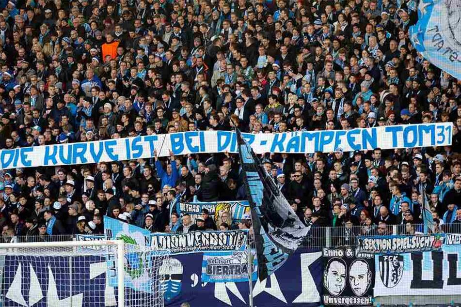 "Kämpfen Tom!" Mit diesem Banner machten die Fans in der Südkurve während des letzten Heimspiels gegen Regensburg dem verletzten Tom Scheffel Mut.