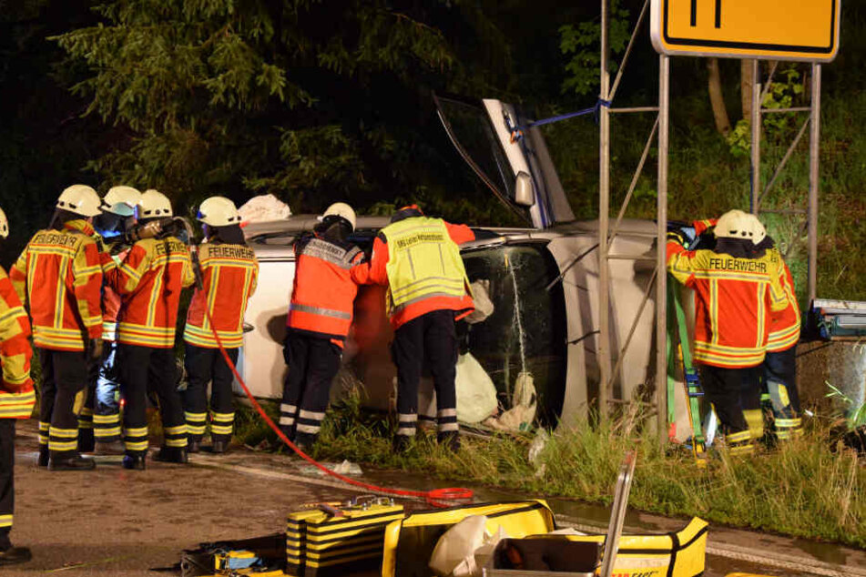 Die Feuerwehr Hinterzarten barg die Frau aus ihrem Wagen, sie musste im Anschluss per Rettungshubschrauber in eine Klinik geflogen werden.