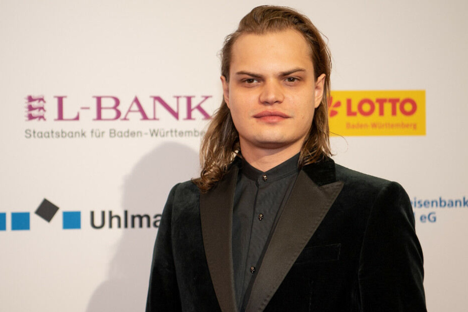 Wilson Gonzalez Ochsenknecht steht beim Carl-Laemmle-Produzentenpreis auf dem roten Teppich.