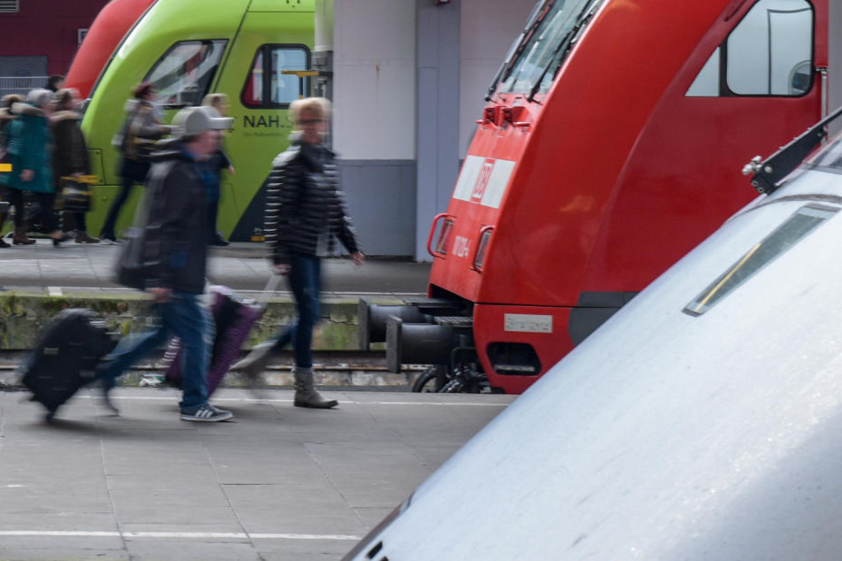 Weil eine Frau (44) leichtsinnig auf den Gleisen einer Bahnstrecke bei Magdeburg umherlief, hatten 35 Züge insgesamt über 58 Stunden Verspätung. (Symbolbild)