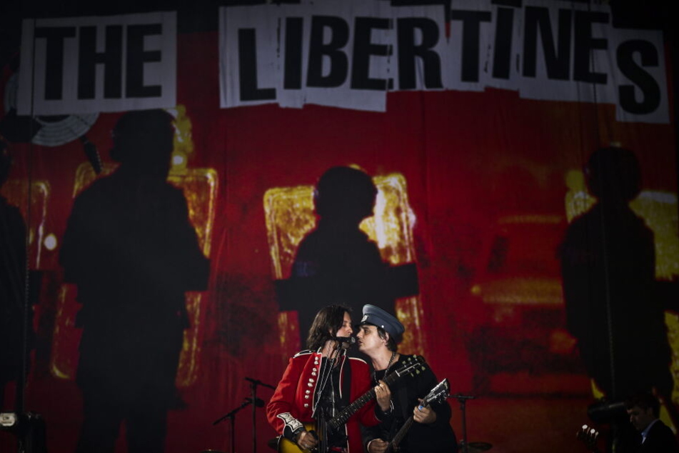 Pete Doherty gemeinsam mit Bandkollege Carl Barat während eines Konzerts der Libertines im Jahr 2014.