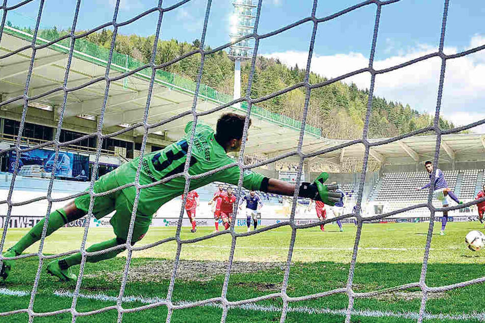 Ein Eiszapfen vom Punkt:
Dimitrij Nazarov lief gegen Würzburg
zum siebten Mal zum Punkt
- und traf zum siebten Mal.