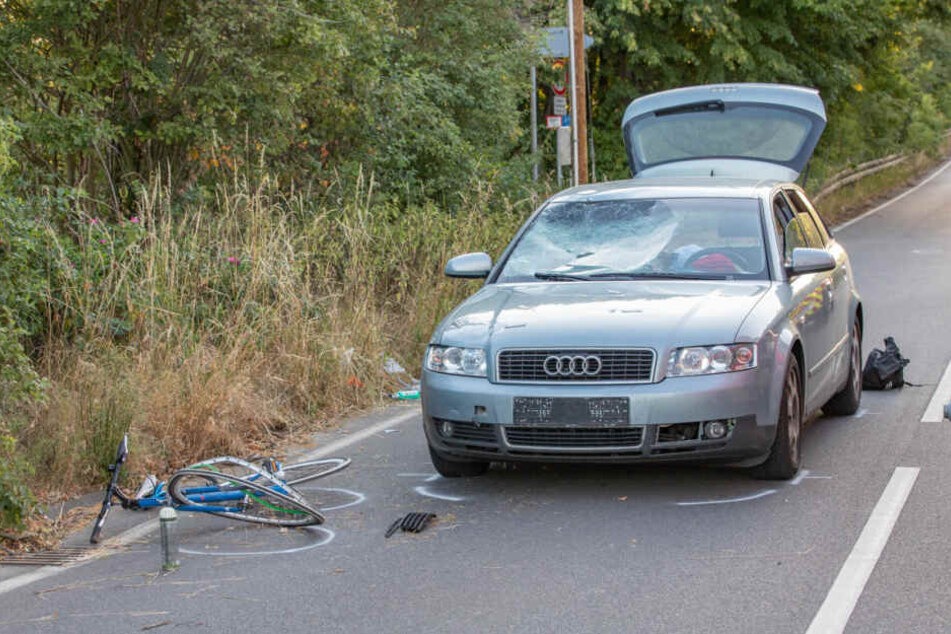 Der Fahrradfahrer wurde von dem Auto erfasst und schwer verletzt.