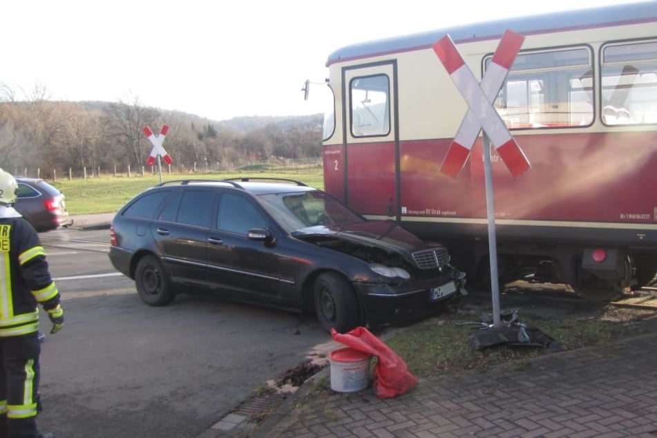 An einem unbeschrankten Bahnübergang in Gernrode ist ein Mercedes in die Harzer Schmalspurbahn gekracht.
