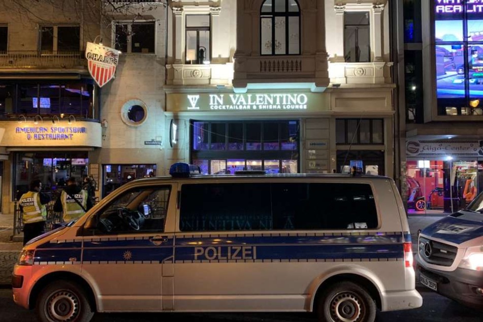 Die Polizei durchsucht eine Shisha-Bar am Hohenzollern-Ring.