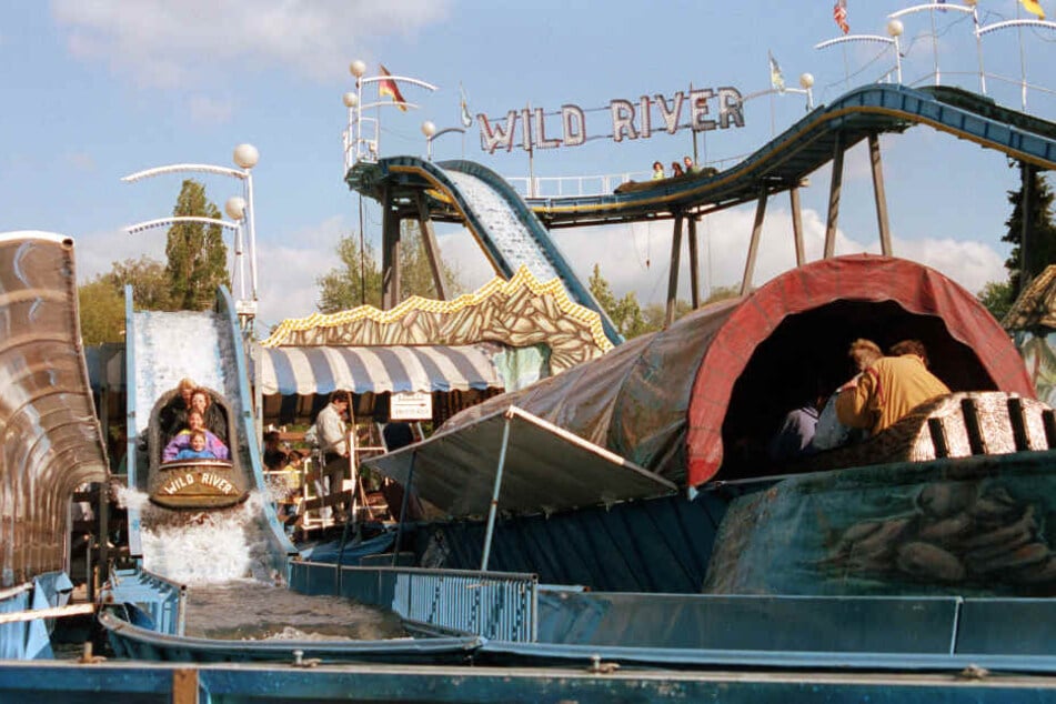Die Wasserrutsche "Wild River" im Vergnügungs- und Freizeitpark Plänterwald in Berlin, aufgenommen am 20.05.1991.
