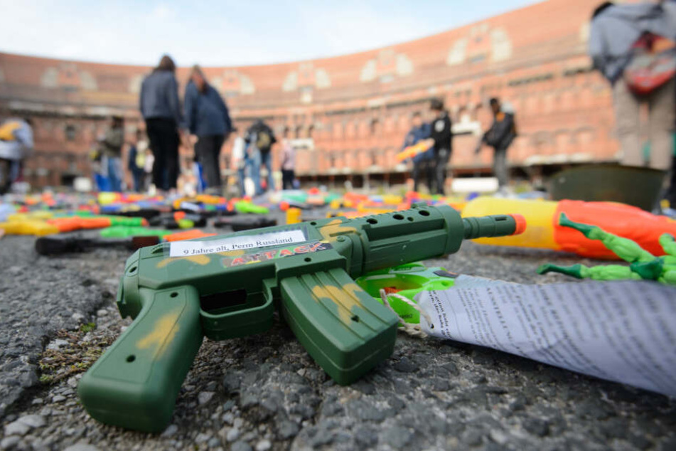 Ein 9-jähriges Kind (Name verpixelt) aus Russland hat seine Plastikpistole für das Projekt "gespendet".