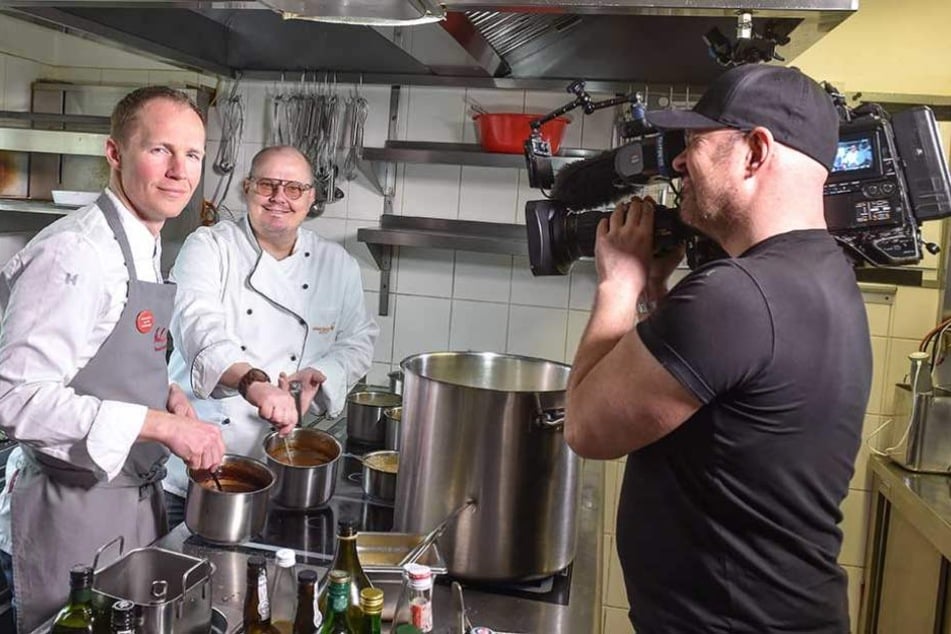 Kameramann Andreas von der Wall filmt TV-Koch Achim Müller (53) und Olaf Kranz (38, l.) in der Küche vom "Schmidt´s".