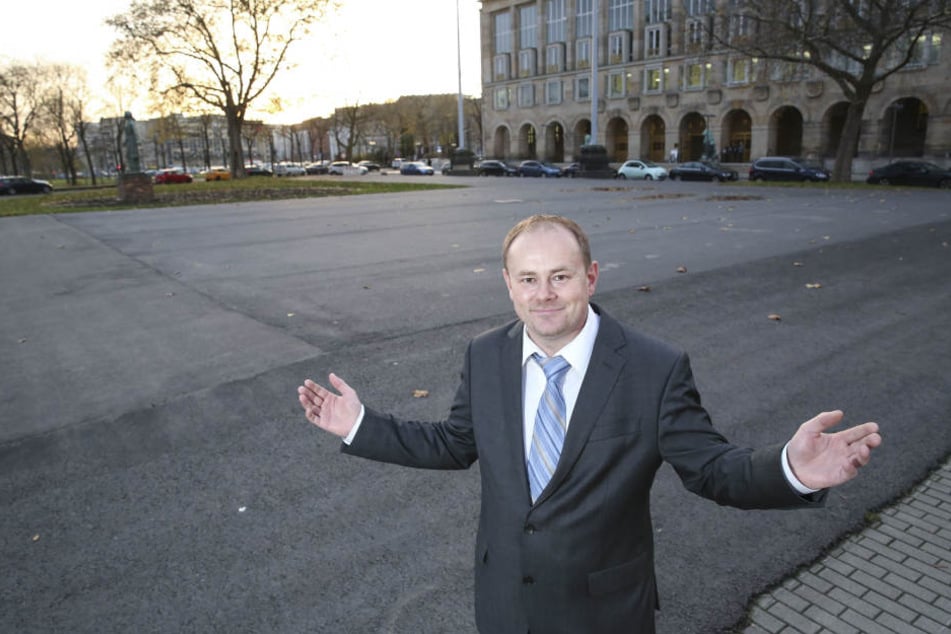 Bahn frei, Kartoffelbrei! CDU-Stadtrat Gunter Thiele an einem der Parkplätze direkt vor dem Rathaus.