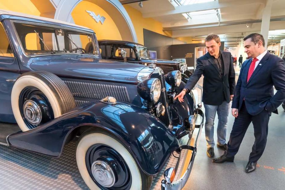 Ausflug in Zwickaus Automobilgeschichte. US-Generalkonsul Timothy Eydelnant (45) zu Besuch im Horch-Museum.
