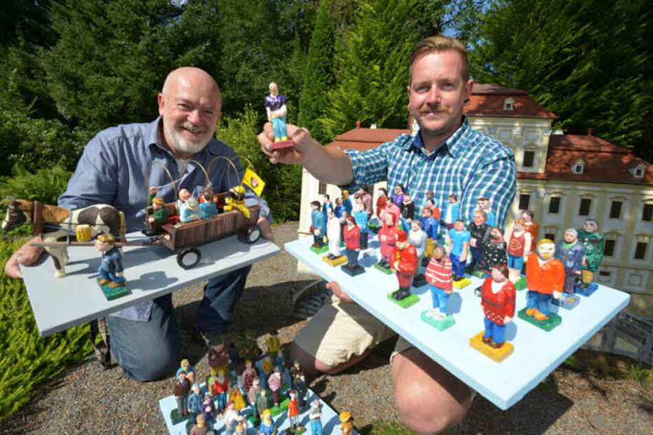 Horst (67)
und Stephan
Drichelt (32,
v.l.) vom
Klein-Erzgebirge
freuen
sich über
127 neue
Figuren für
den Miniaturpark.
Diese
wurden von
der Volkskunstschule
Oederan
übergeben.