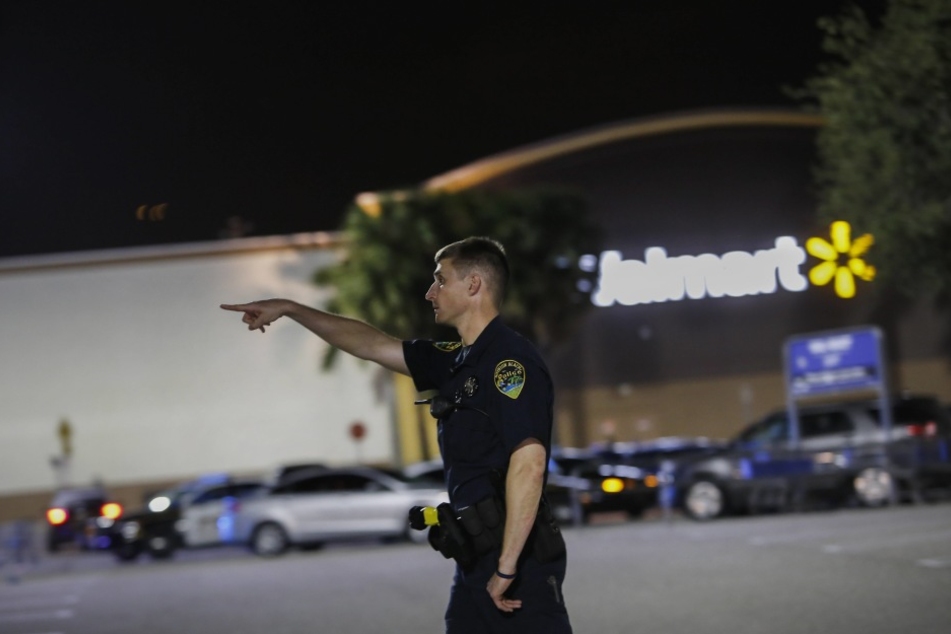 Die Frau brachte das Kind auf der Walmart-Toilette zur Welt und warf das Neugeborene anschließend in den Müll.