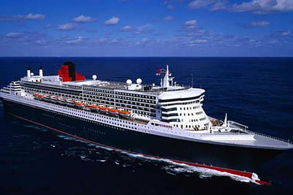 Queen Mary 2 wird auch als Königin der Meere bezeichnet und ist das größte Kreuzfahrtschiff weltweit.