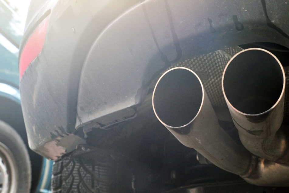 Oft zu schmutzig: Das Archivbild zeigt die Auspuffrohre eines Diesel-Autos