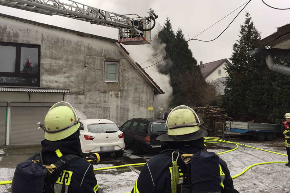 Die Feuerwehr Bielefeld ist derzeit noch am Löschen.