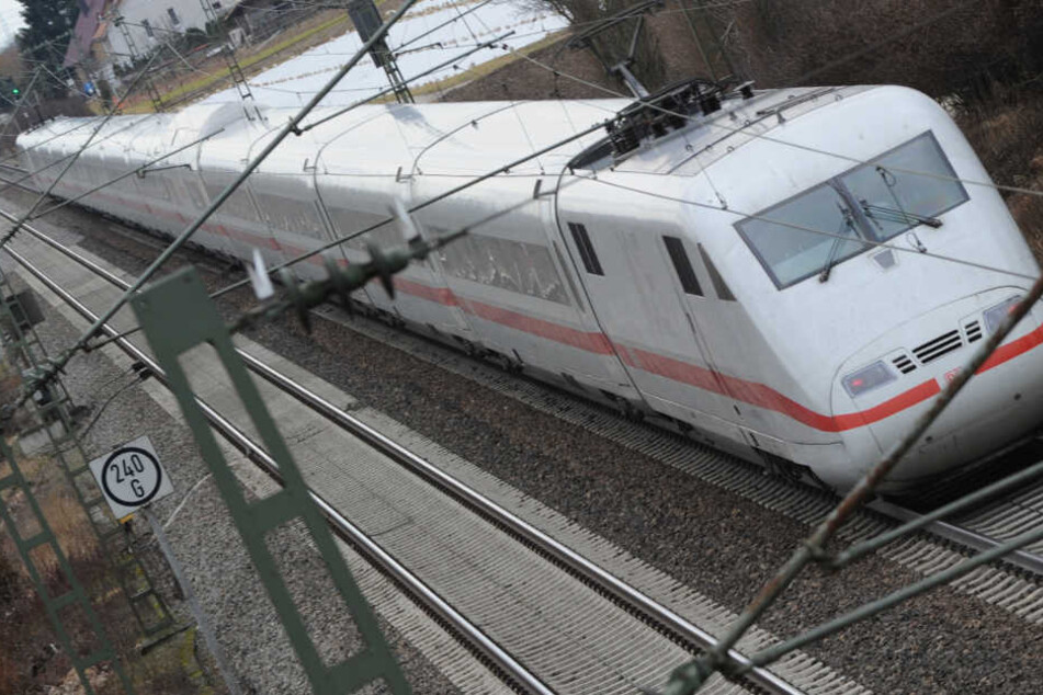 Der ICE konnte nicht mehr rechtzeitig zum Stehen gebracht werden. (Symbolbild)