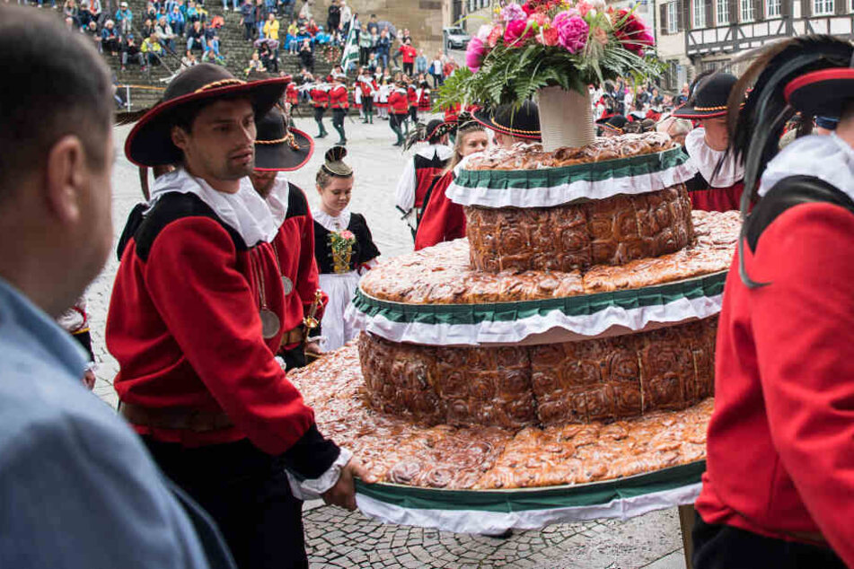 Der Siederkuchen setzt sich aus knapp 1000 einzelnen Teilen zusammen und ist 100 Kilogramm schwer.