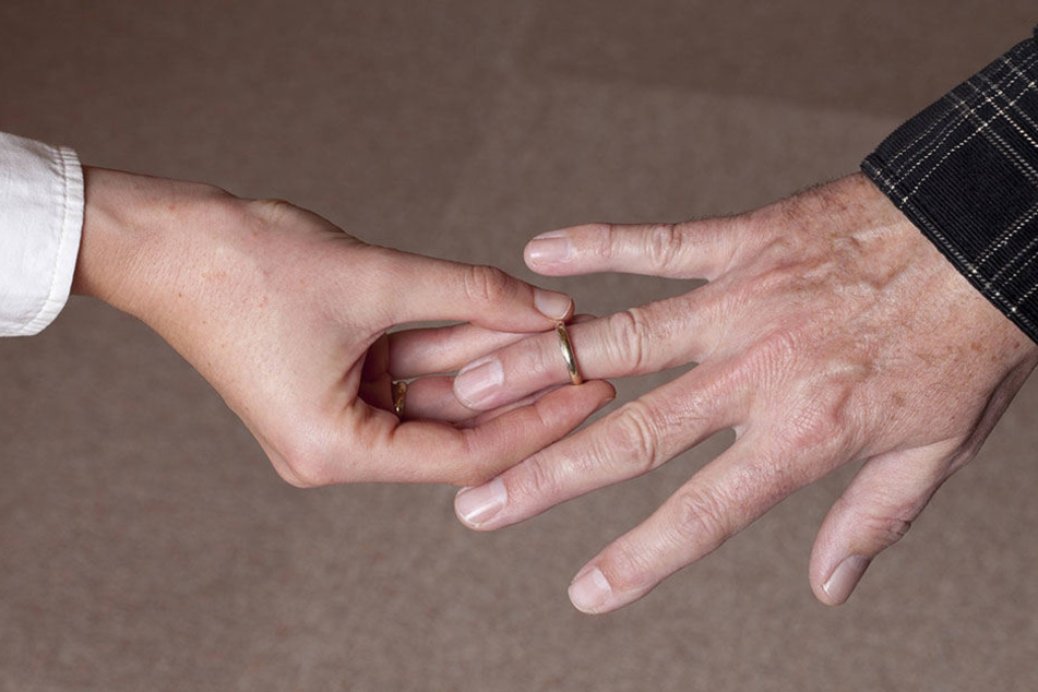 So leicht wie der Ring auf den Finger gekommen ist, ging er nicht mehr ab. (Symbolbild)