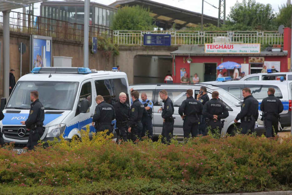 Zahlreiche Polizisten waren vor Ort, um mögliche Ausschreitungen zu unterbinden.