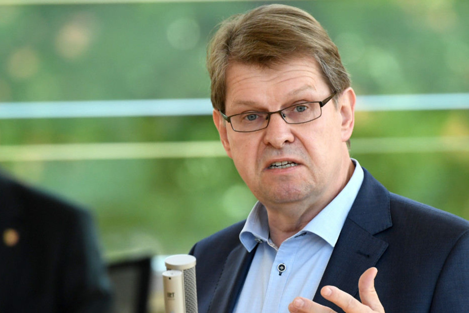 Ralf Stegner äußerte sich gegen das Einsperren von Flüchtlingen in geschlossene Zentren.