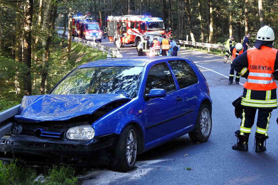 Glück im Unglück hatte der Fahrer des VW Golf: Er konnte sich nach dem Crash unverletzt aus dem Autowrack befreien.