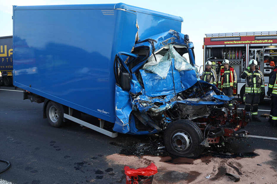 Das Führerhaus des Kleinlasters wurde bei dem Unfall komplett zerstört.