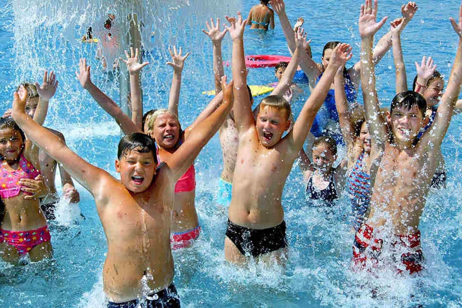 Auch in der kommenden Woche können sich die Kinder in OWL im Freibad abkühlen (Symbolbild).