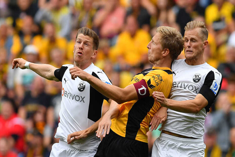 Zwei gegen einen, dennoch gewinnt Marco Hartmann (M.) hier das Kopfballduell gegen die Sandhäuser Denis Linsmayer (l.) und Marcel Seegert.