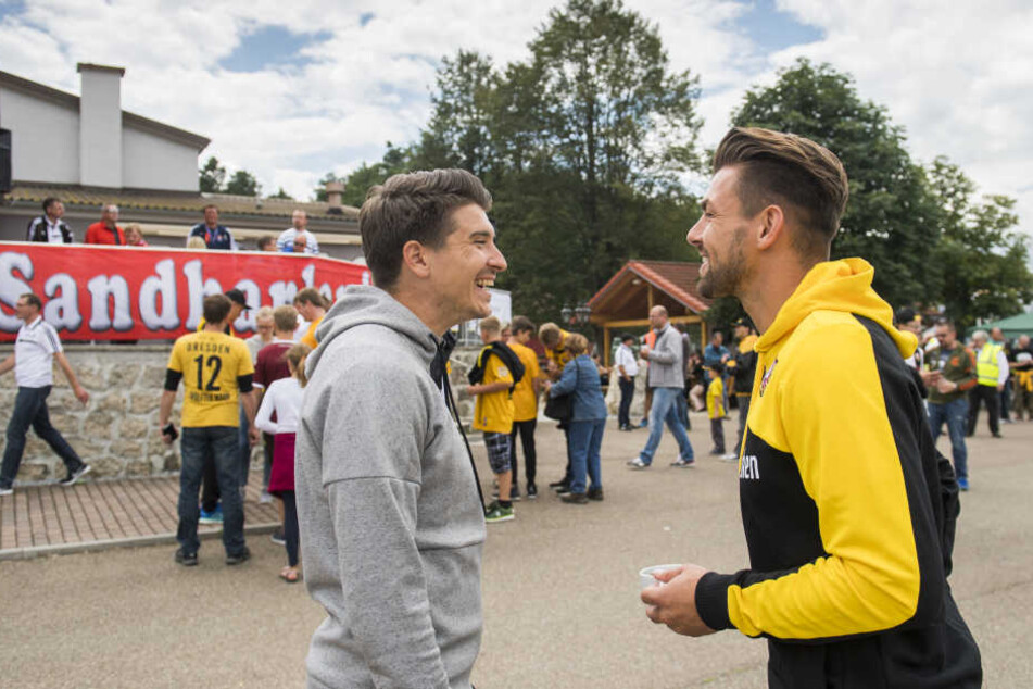 Jim-Patrick Müller (li). und Patrick Wiegers freuten sich über ihr Wiedersehen.
