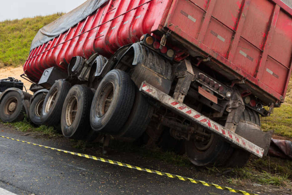 Der Golf-Fahrer wurde mit seinem Fahrzeug noch 500 Meter von dem Lkw mitgeschleift. Beide Wagen kamen auf dem Standstreifen zum Stehen. (Symbolbild)