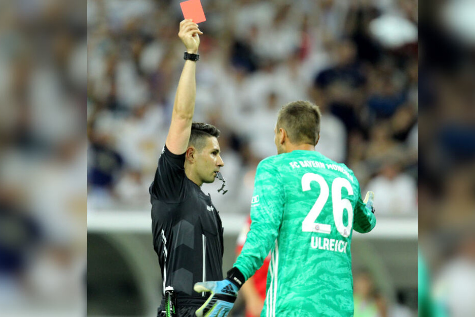 Münchens Torhüter Sven Ulreich erhält von Schiedsrichter Ramy Touchan die Rote Karte.