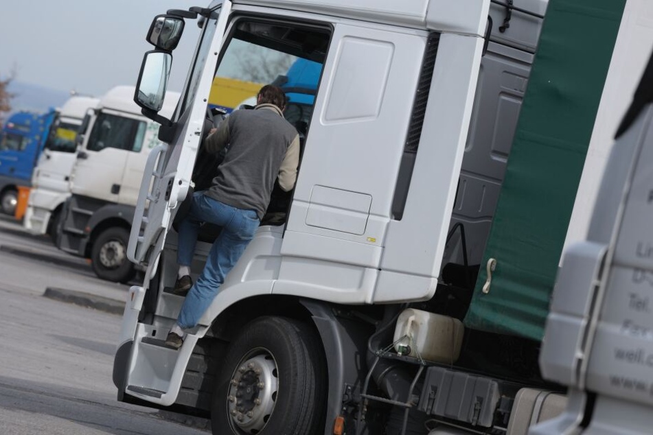 Der Lkw-Fahrer war schon früher auffällig geworden und wurde mit einem Haftbefehl gesucht. (Symbolbild)