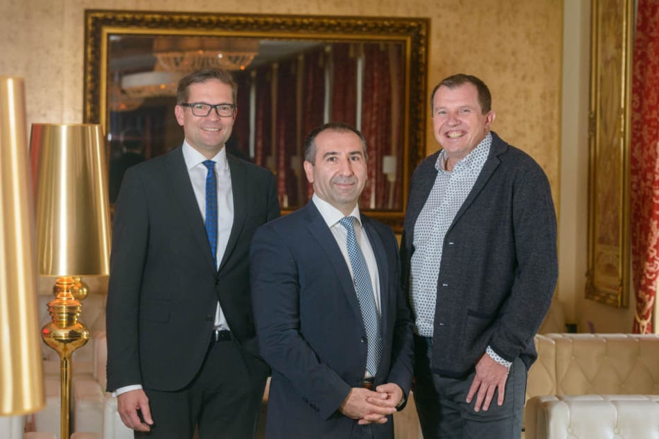 Neumarkt-Wirt Arturo Gevorgyan (Mitte) freut sich über das Engagement der Tombola-Sponsoren Ralf Pfeiffer (Wempe) und Juwelier André Havlik (r.).