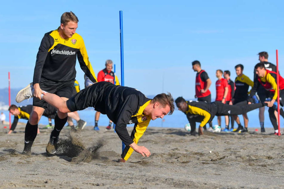 Die gute alte Schubkarre gibt's auch bei den Dynamos! Marco Hartmann (l.) schiebt Torhüter Mika Schneider.