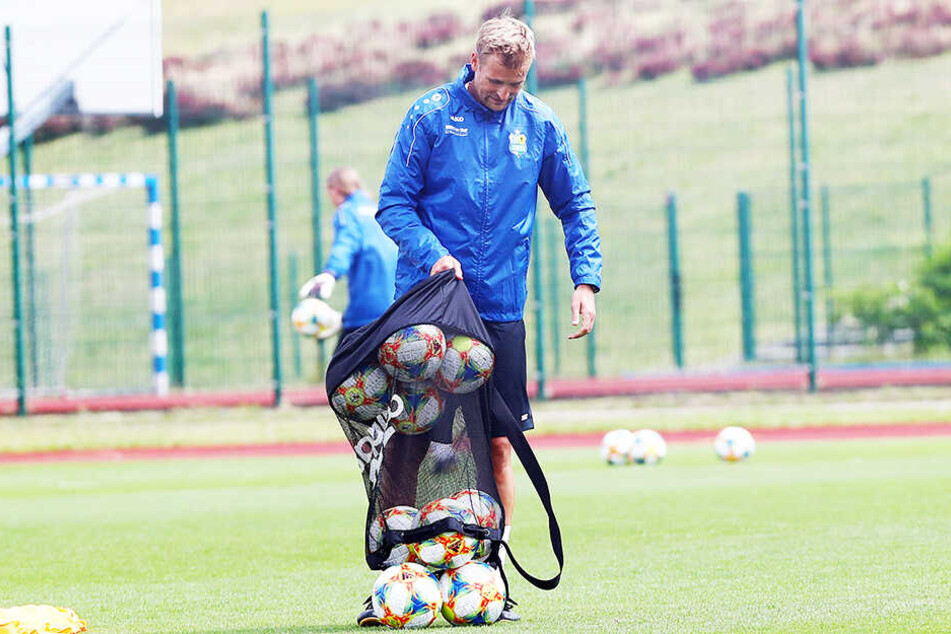 Symbolisches Bild: Das Trainingslager des Chemnitzer FC im polnischen Gniewino ist zu Ende, Coach David Bergner packt die Bälle ein. Heute bestreiten die Himmelblauen ihre Drittliga-Generalprobe, danach will Bergner die Belastung seiner Jungs erst einmal