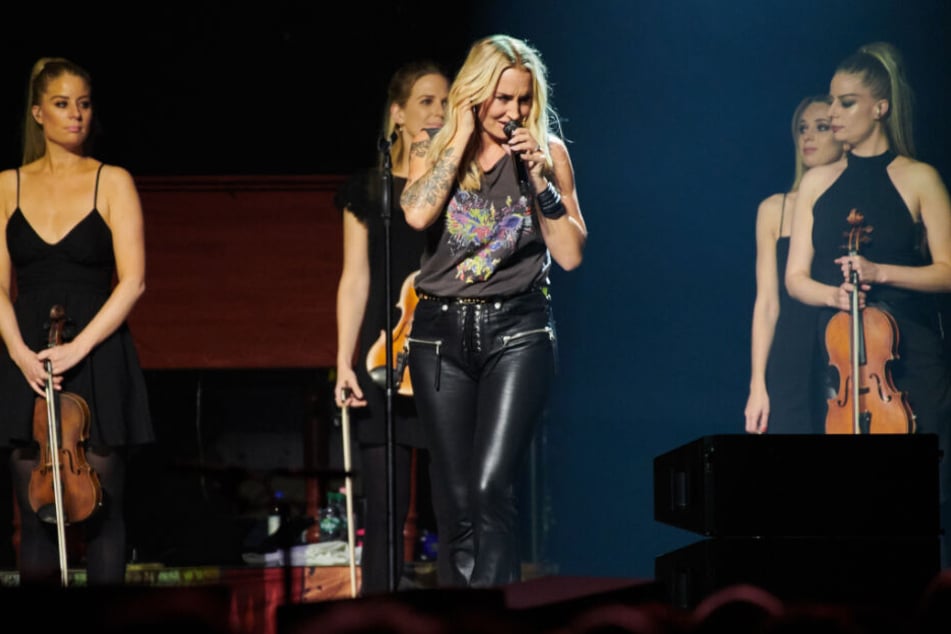 Sarah Connor steht mit ihren Musikerinnen auf der Bühne in der Berliner Mercedes Benz Arena.
