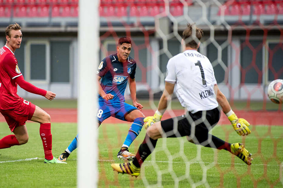 Hoffenheims Nadiem Amiri (M) trifft gegen Erfurts Torwart Philipp Klewin (r) und Christoph Menz zum 1:0.