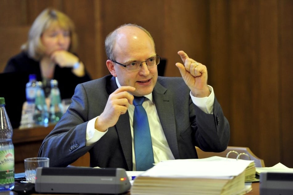 Ganz
dünnes Eis: Finanzbürgermeister Sven Schulze (44, SPD, F.u.) schlägt Alarm,
spricht von einem „erheblichen Haushaltsrisiko“.