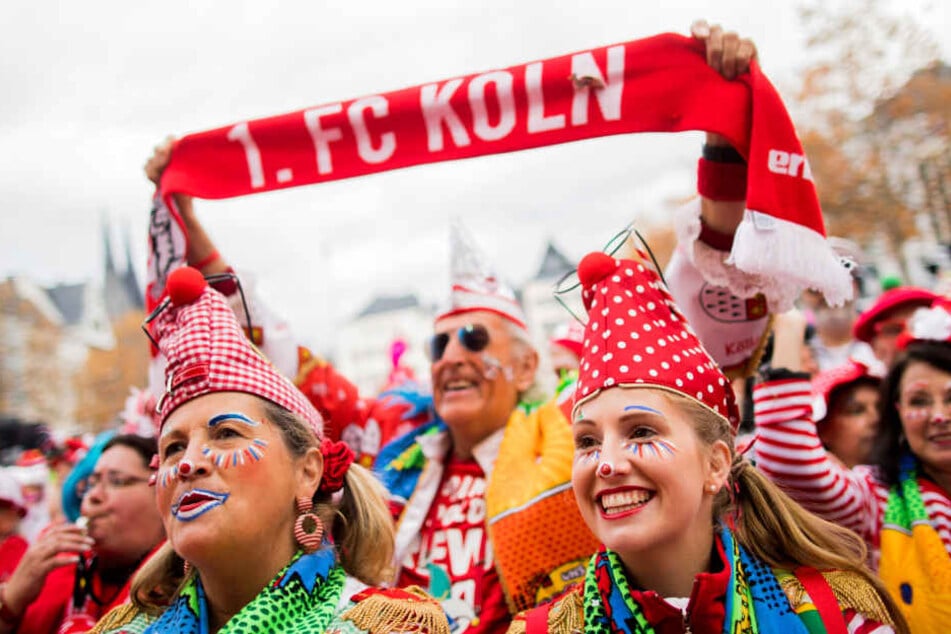 Rot-weiß geht in Köln natürlich immer als Farbe für Kostüme.